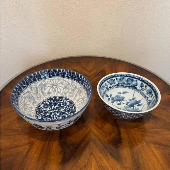 2 Blue and White Porcelain Decorative Bowls In Excellent Condition - Picture 2 of 12